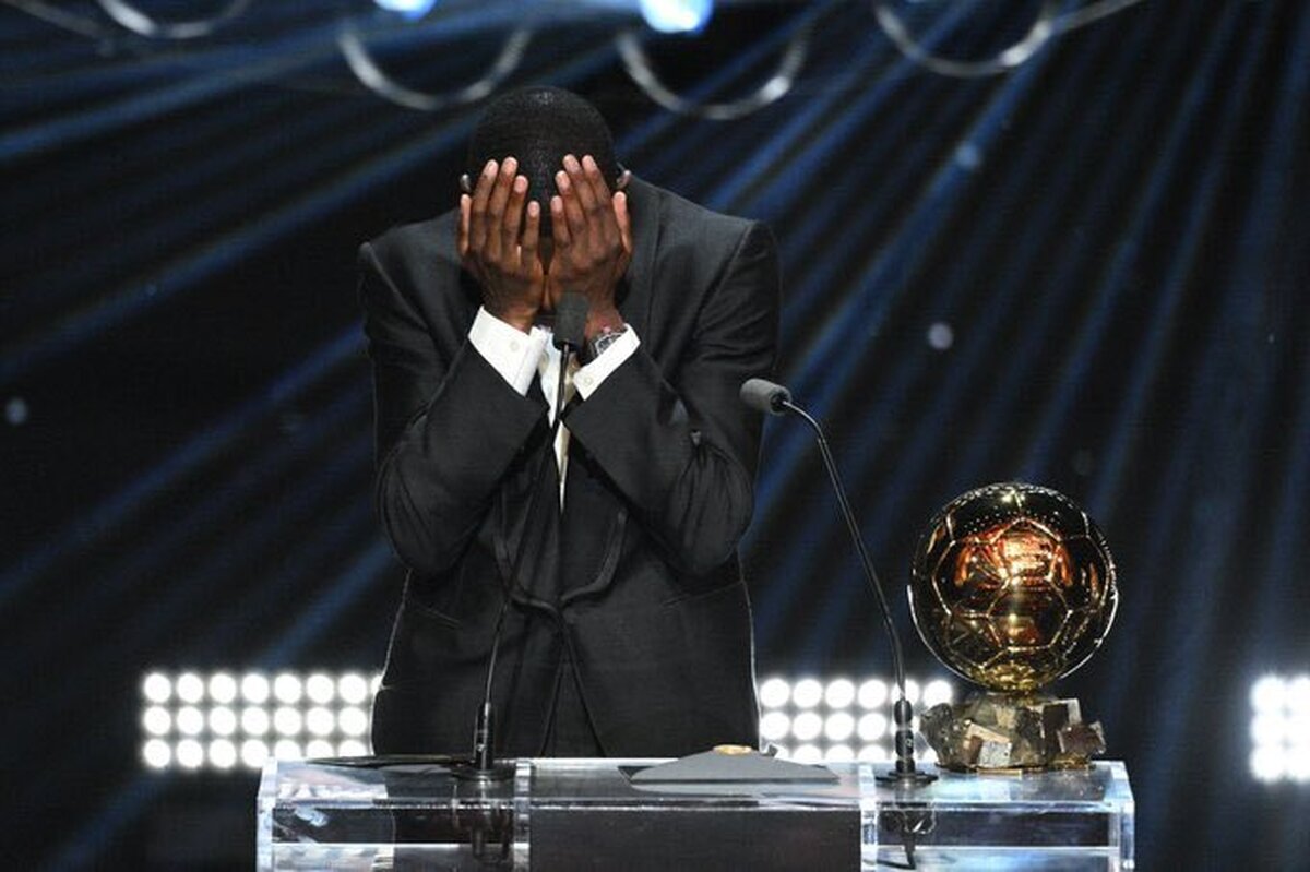 دمبله پس از دریافت توپ طلا با اشک: این جایزه به تو تعلق دارد مادر!