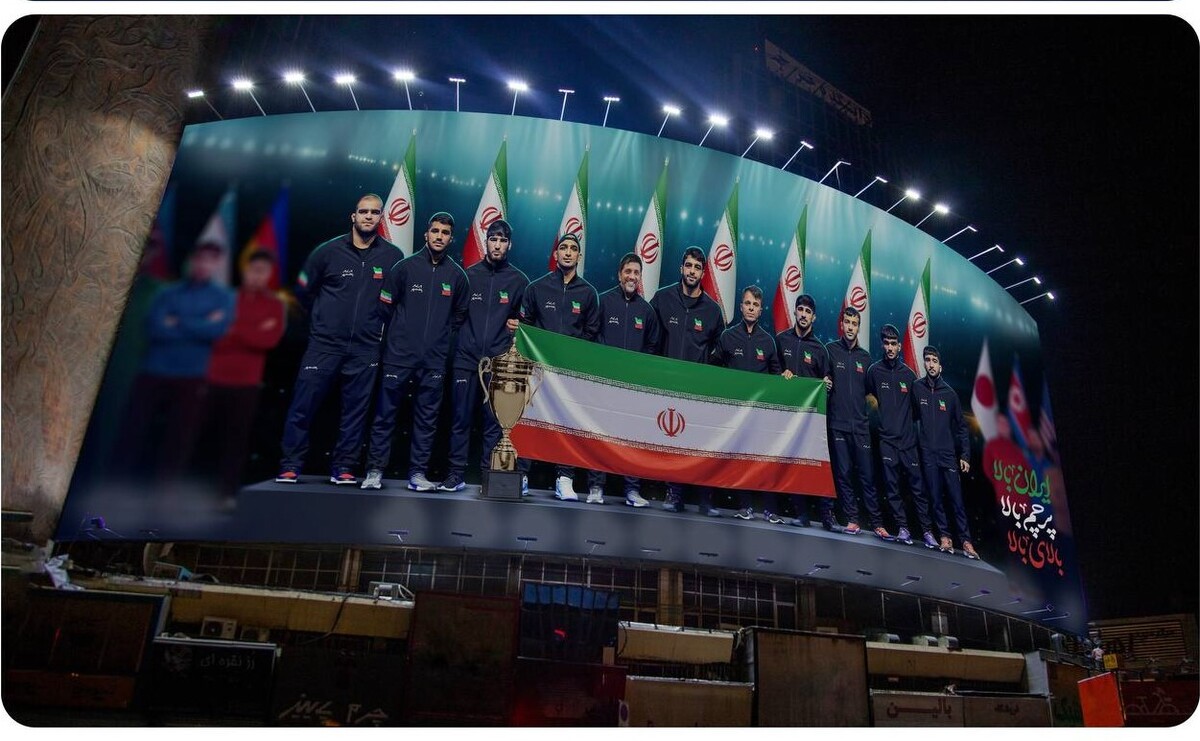 پرچم تیم ملی کشتی فرنگی ایران در دیوارنگاره میدان ولیعصر (ع) بالا رفت