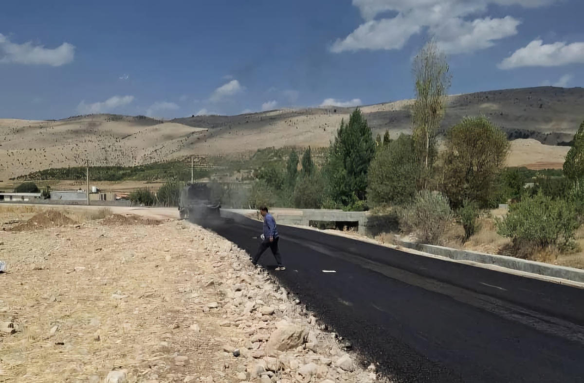 اجرای عملیات قیرپاشی پروژه رفع نقطه حادثه‌خیز سپیدار-بنستان محور یاسوج-دهدشت