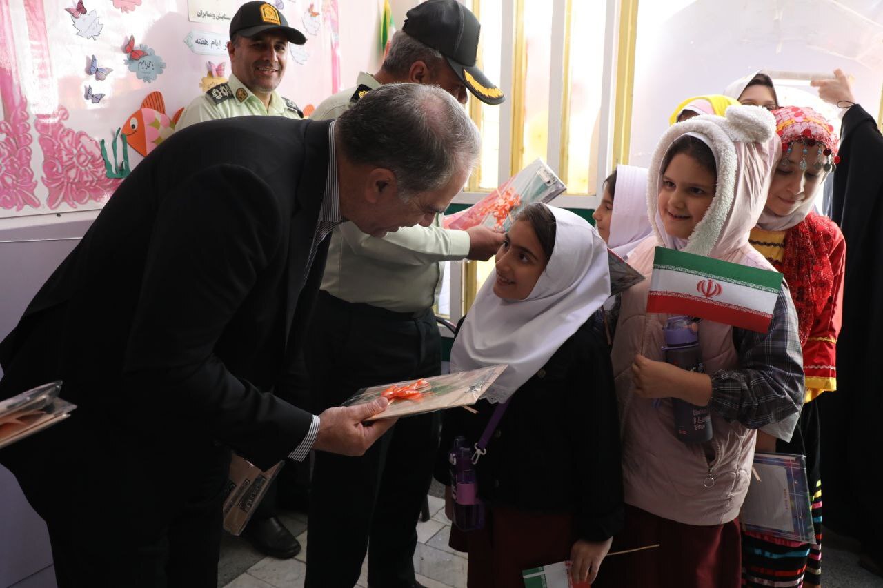 نواختن زنگ آغاز سال تحصیلی در مدارس شهر اندیشه