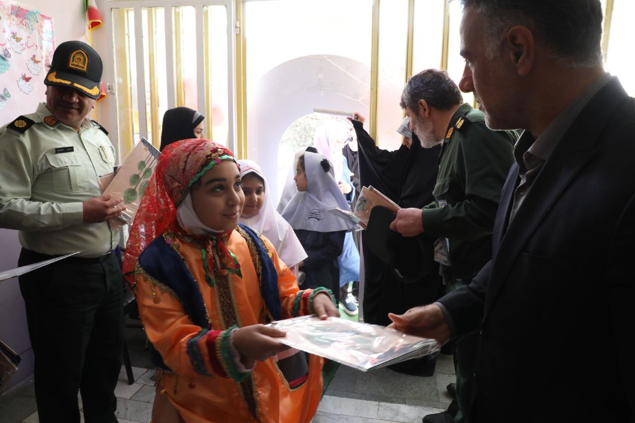 نواختن زنگ آغاز سال تحصیلی در مدارس شهر اندیشه