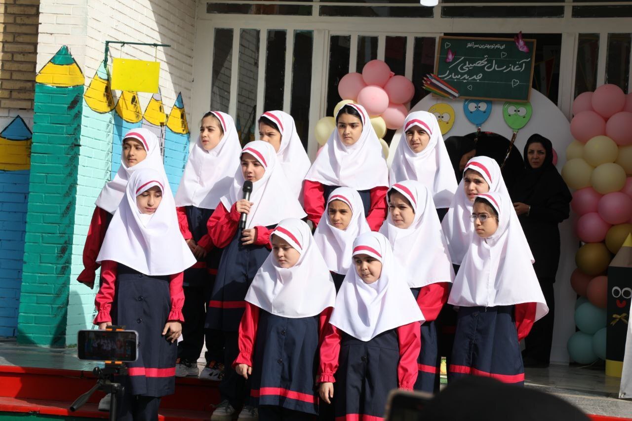 نواختن زنگ آغاز سال تحصیلی در مدارس شهر اندیشه