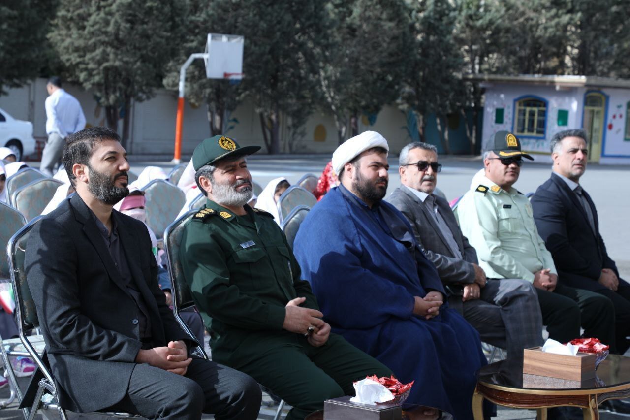 نواختن زنگ آغاز سال تحصیلی در مدارس شهر اندیشه