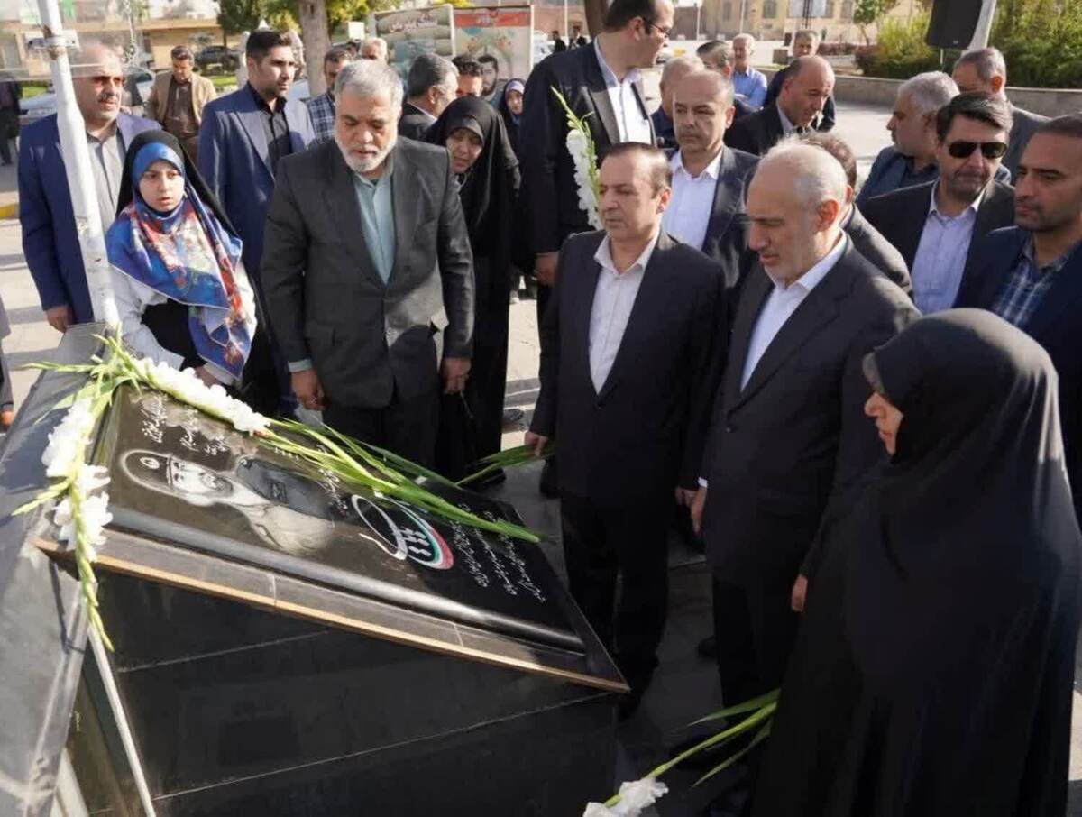 معاون رئیس‌جمهور به مقام شامخ شهدای گلگون کفن استان قزوین ادای احترام کرد 