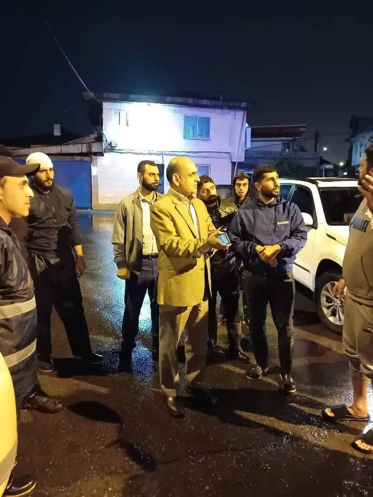 بازدید استاندار گیلان از مناطق دچار آب‌گرفتگی ‌شده در بندر انزلی