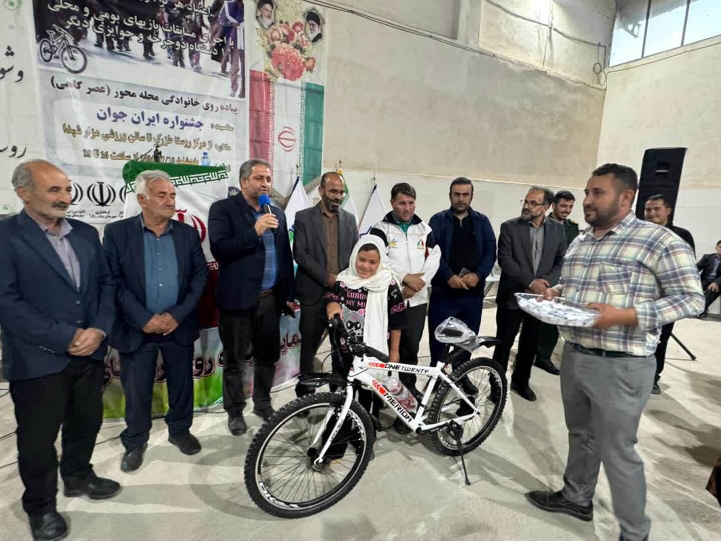 همایش پیاده روی عصرگاهی در روستای طزرک بویین زهرا برگزار شد