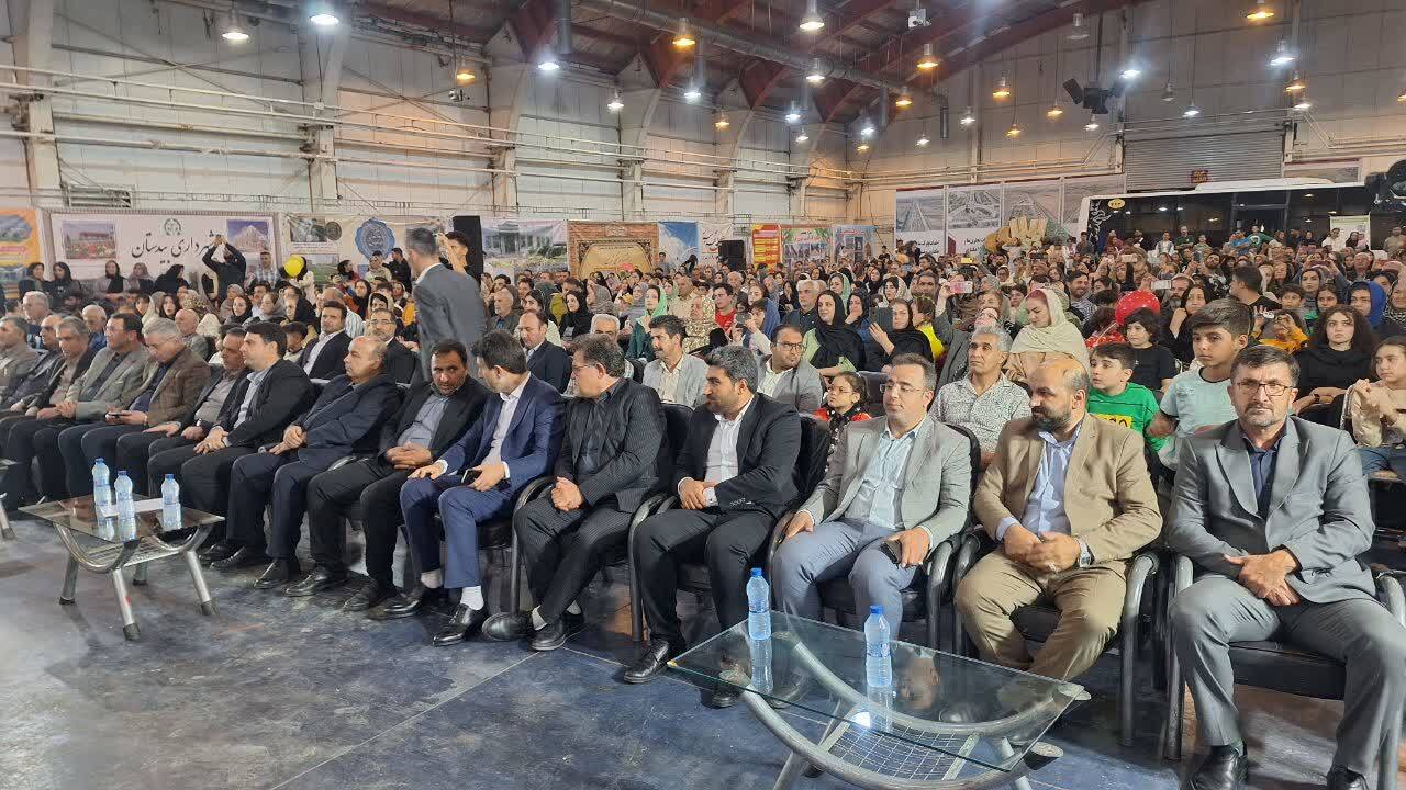 استاندار قزوین از نمایشگاه دستاوردهای مدیریت شهری و جشنواره فرهنگی
