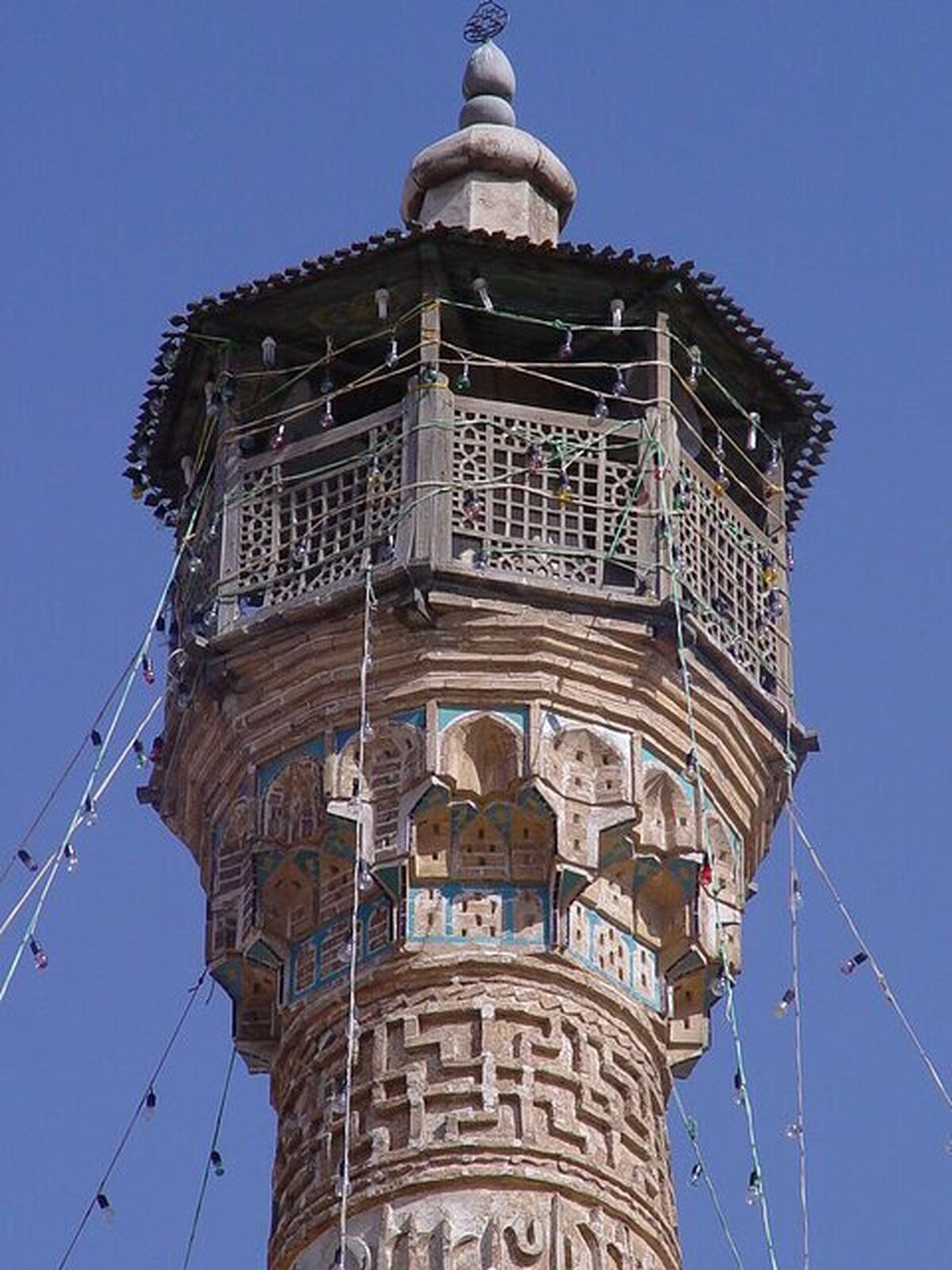 ۱۰۰۰ سال ایستاده در باد و باران/ برآورده‌شدن آرزوها با بالا رفتن از منار