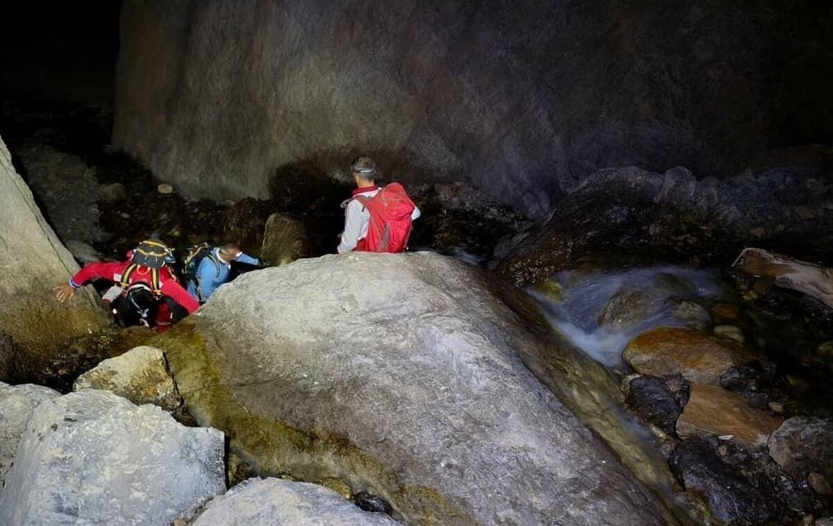 عملیات موفق نجات چهار گردشگر گرفتار در آبشار چشمه سنبلی تنگ حرا