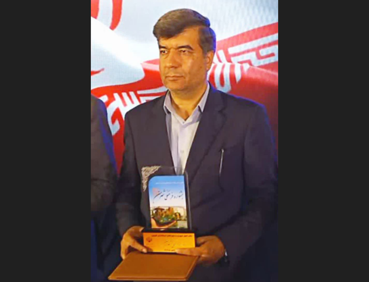 وزیری نژاد شهردار آبیک «جایزه ملی شهریار» را دریافت کرد