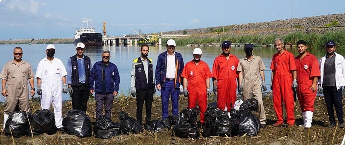معاون امور دریایی اداره کل بنادر و دریانوردی استان گیلان:پاکسازی حاشیه حوضچه های آرامش مجتمع بندری در روز ملی دریای خزر