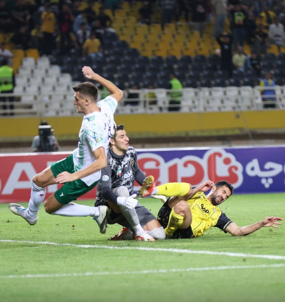 مرثیه‌ای برای یک لیگ، هادی راست می‌گوید