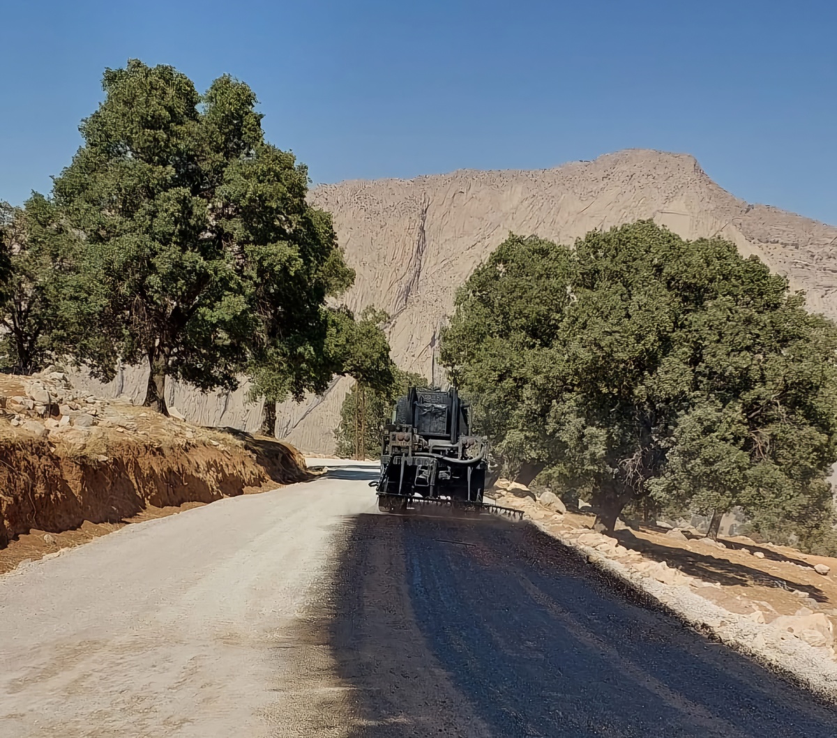پیشرفت ۵۰ درصدی پروژه بهسازی و روکش آسفالت راه روستایی چال شاهین