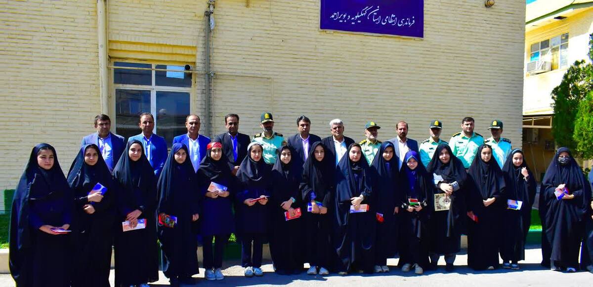 تقدیر آموزش وپرورش کهگیلویه و بویراحمد از خدمات نیروی انتظامی/ قدردانی دانش آموزان از پلیس با اهداء شاخه های گل 