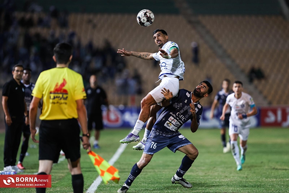 دیدار تیم های فوتبال چادرملو - استقلال