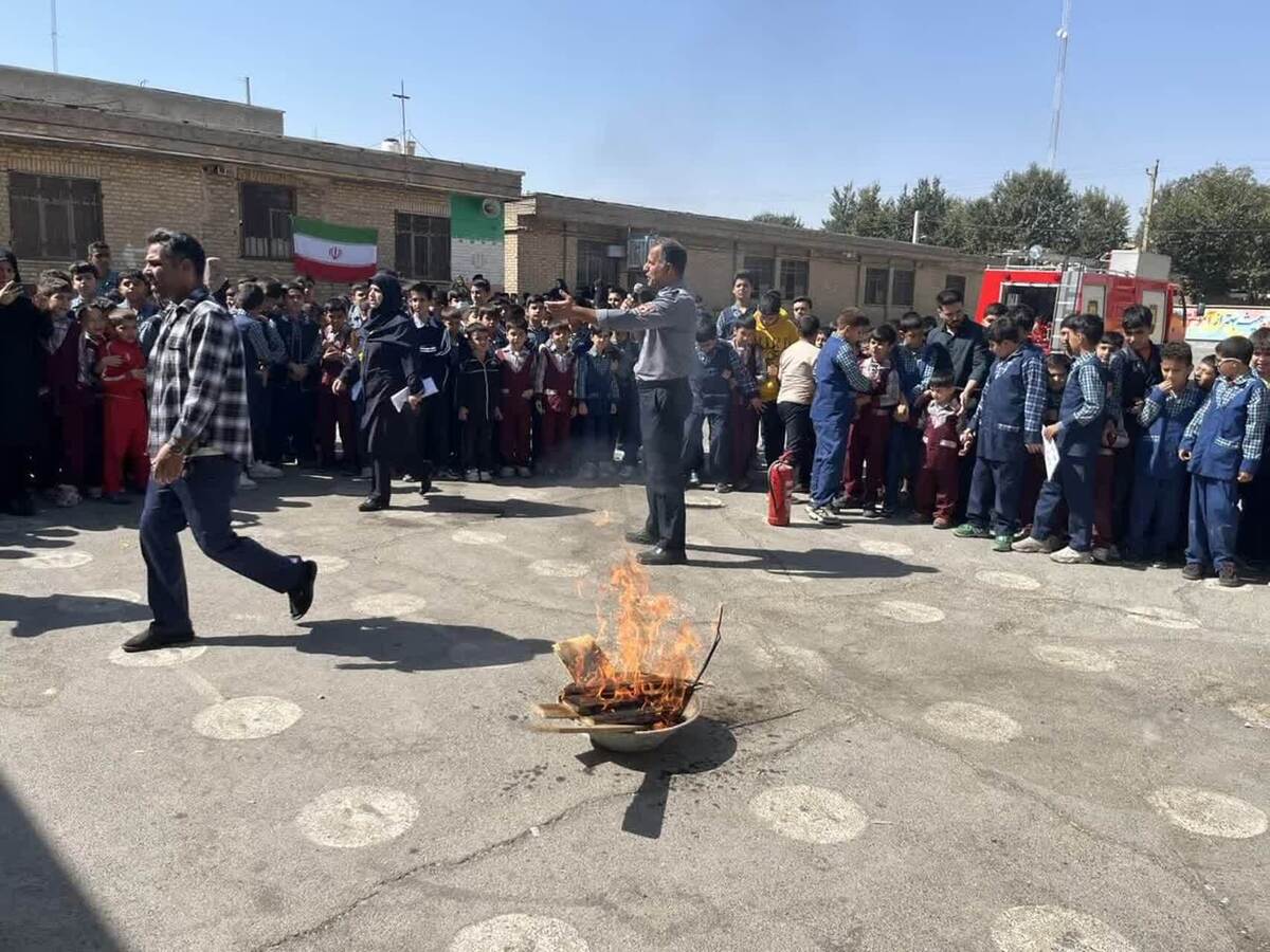 آموزش ایمنی و اطفا حریق به مدارس اراک‌ رسید