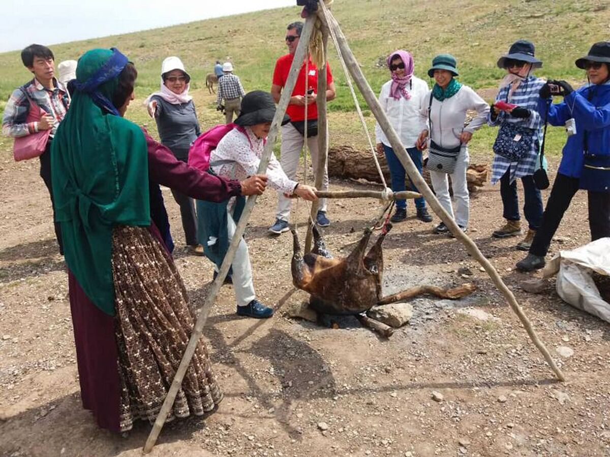 تقویت اقتصاد عشایری با توسعه بوم گردی/  توزیع ۳۷۰ پنل خورشیدی بین عشایر آذربایجان‌غربی