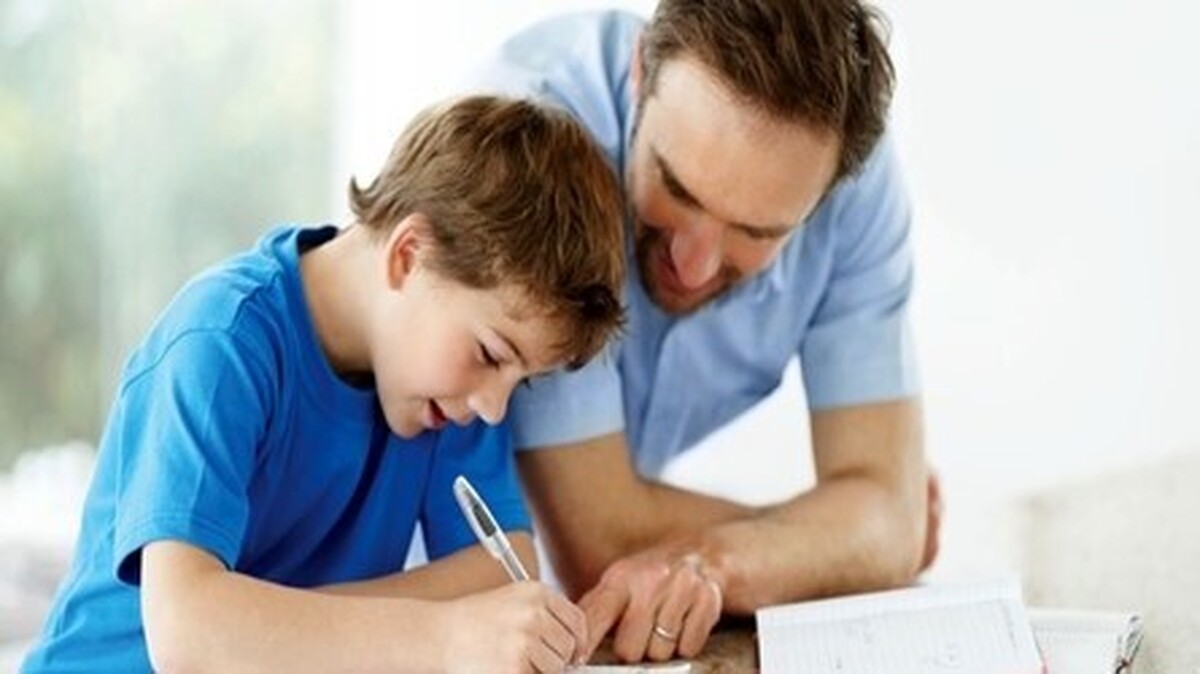 مشارکت والدین در تکالیف باید با هدایت باشد، نه جایگزینی