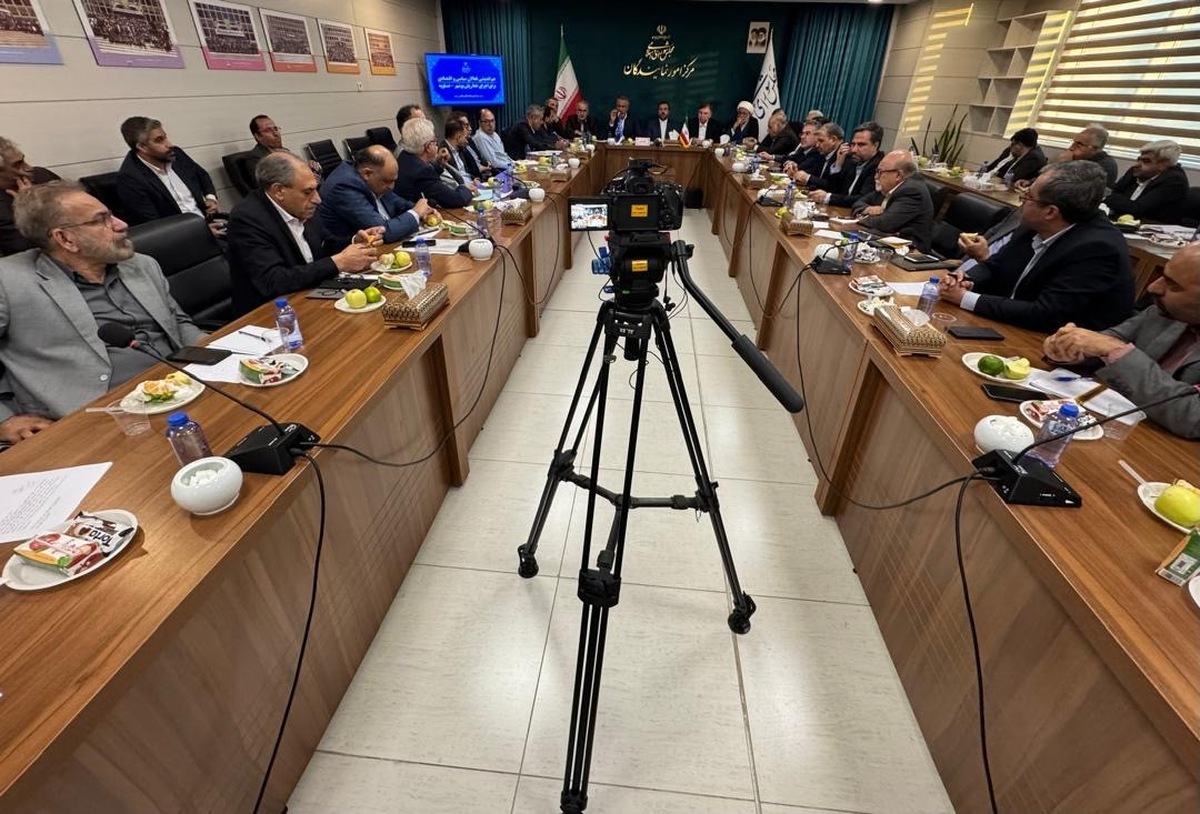 نشست هم‌اندیشی فعالان سیاسی و اقتصادی برای اجرای پروژه خط ریلی شیراز به بوشهر و عسلویه