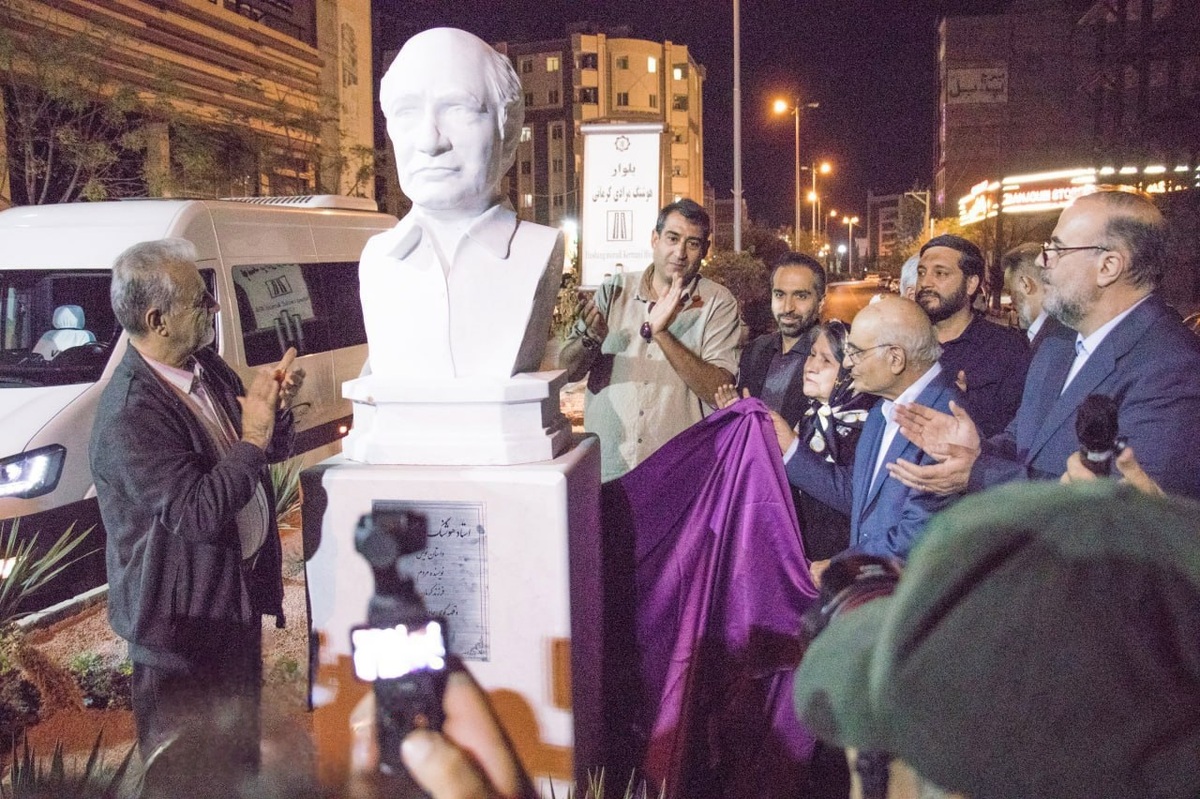 سردیس هوشنگ مرادی‌کرمانی در شهر کرمان نصب شد