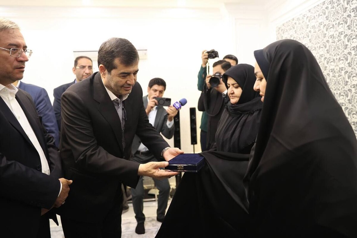 دیدار دنیامالی با خانواده شهید خلبان حیدری