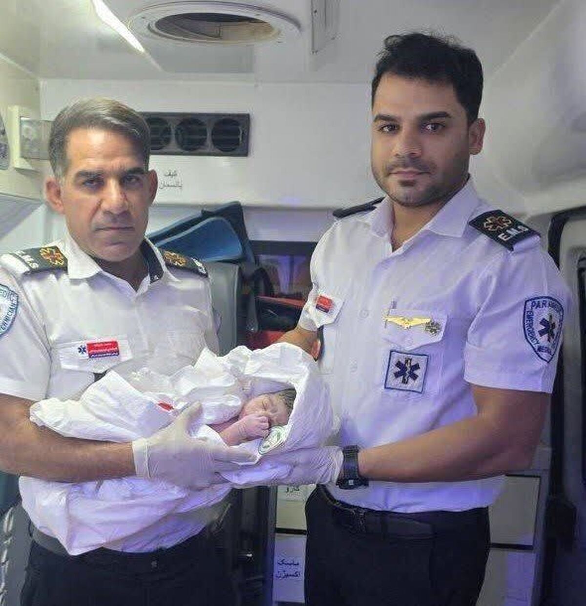 کارشناسان  اورژانس پیش بیمارستانی  رودان میزبان اولین نفس نوزادی در خودرو شدند