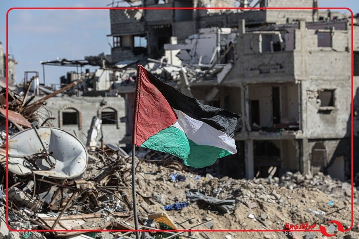 اهتزاز پرچم فلسطین بر ویرانه‌‌های غزه