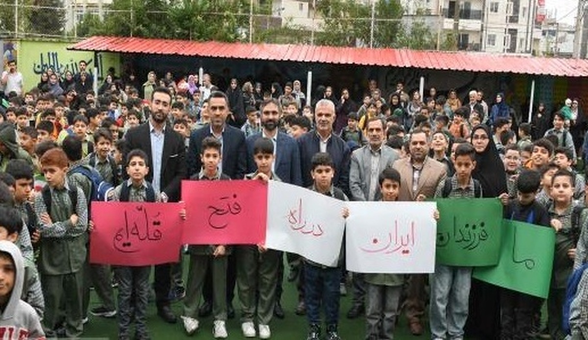 شهردار ساری زنگ آغاز سال تحصیلی را در دبستان شاهد نواخت