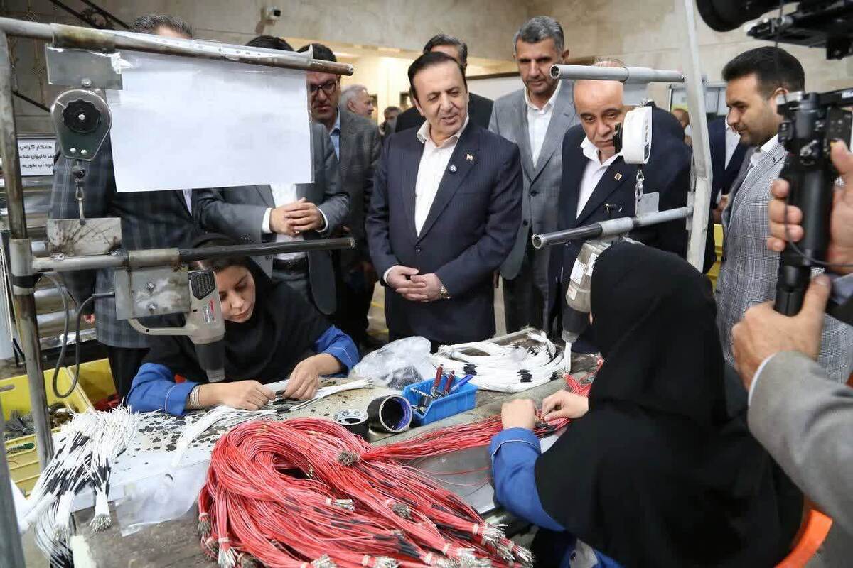 بازدید استاندار قزوین از شرکت نوآور ارتباط صنعت در شهرک صنعتی کاسپین
