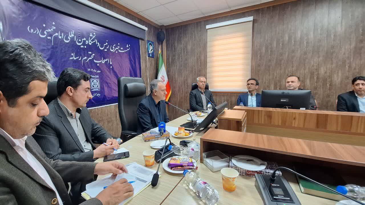 فضای دانشگاه بین المللی برای فعالیت تشکل های سیاسی و تضارب آرا مهیاست فضای دانشگاه بین المللی برای فعالیت تشکل های سیاسی و تضارب آرا مهیاست