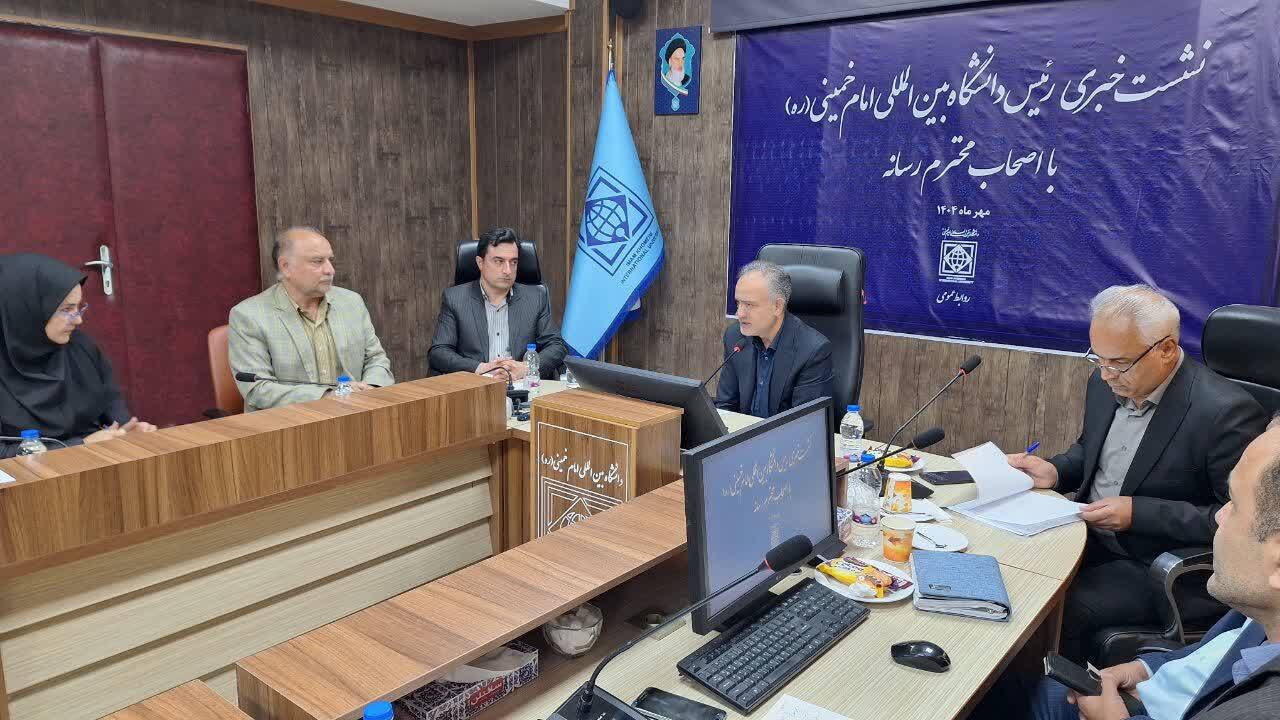 فضای دانشگاه بین المللی برای فعالیت تشکل های سیاسی و تضارب آرا مهیاست فضای دانشگاه بین المللی برای فعالیت تشکل های سیاسی و تضارب آرا مهیاست