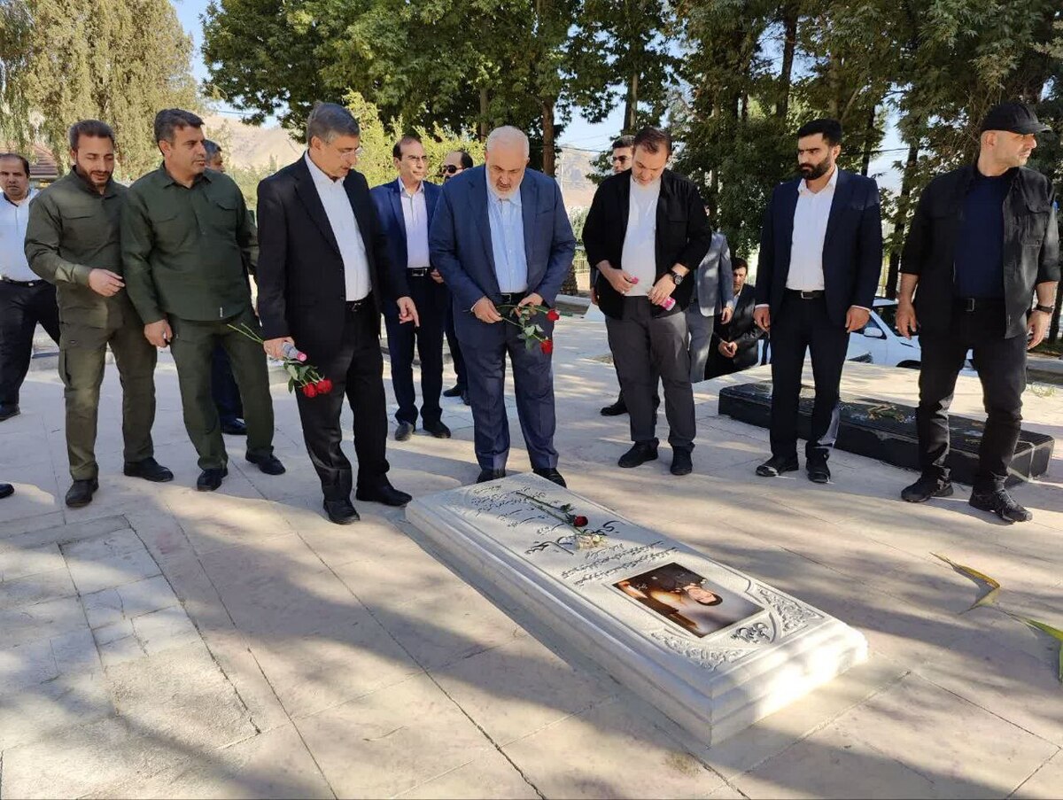 غبارروبی گلزار شهدای خرم‌آباد با حضور وزیر نیرو