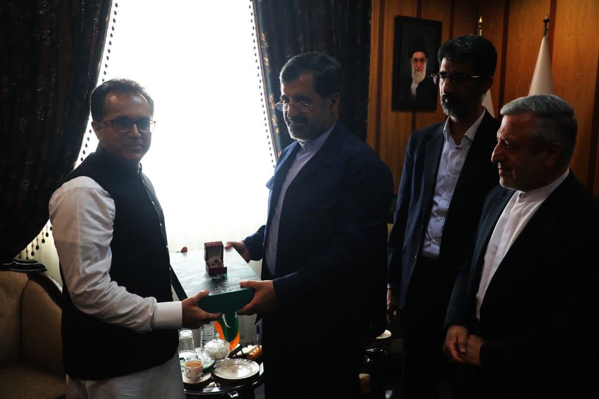 دیدار استاندار قم با سفیر پاکستان و تأکید بر گسترش همکاری‌های تجاری و فرهنگی