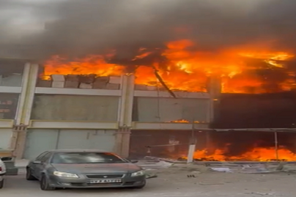 آتش‌سوزی در مجتمع تجاری اطلس بندر درگهان جزیره قشم