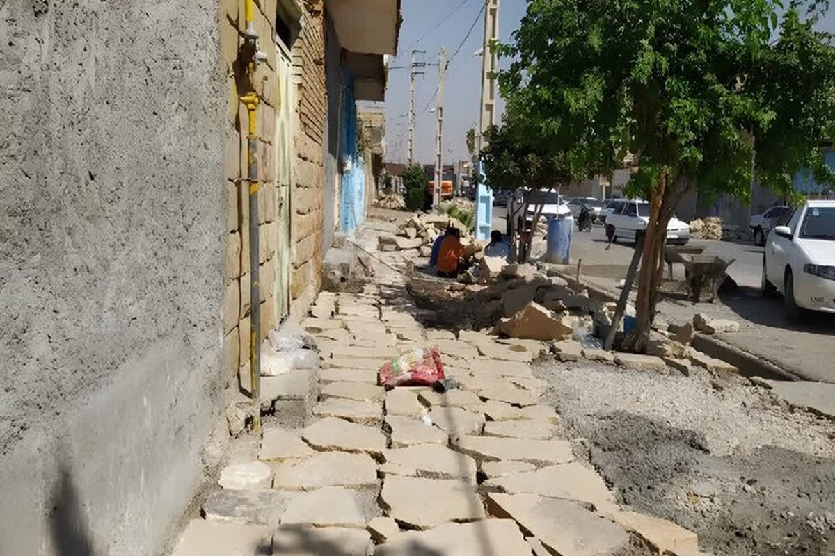 سنگ فرش غیر اصولی در بافت تاریخی دهدشت؛ طرحی که شروع نشده متوقف شد