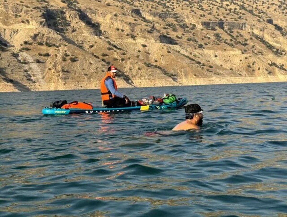 یک ایلانی رکورد شنا با دست و پای بسته را شکست