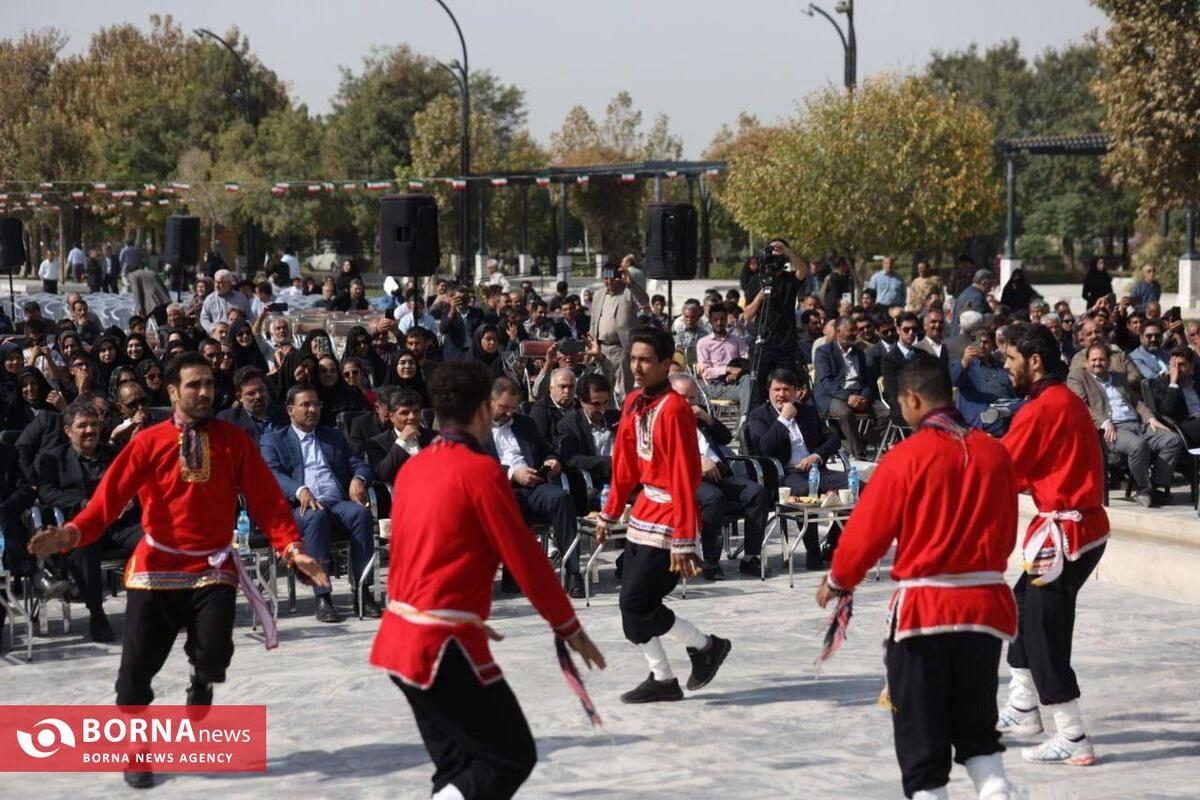 برپایی مراسم گرامیداشت روز ملی روستا و عشایر در جوار آرامگاه حکیم ابوالقاسم فردوسی