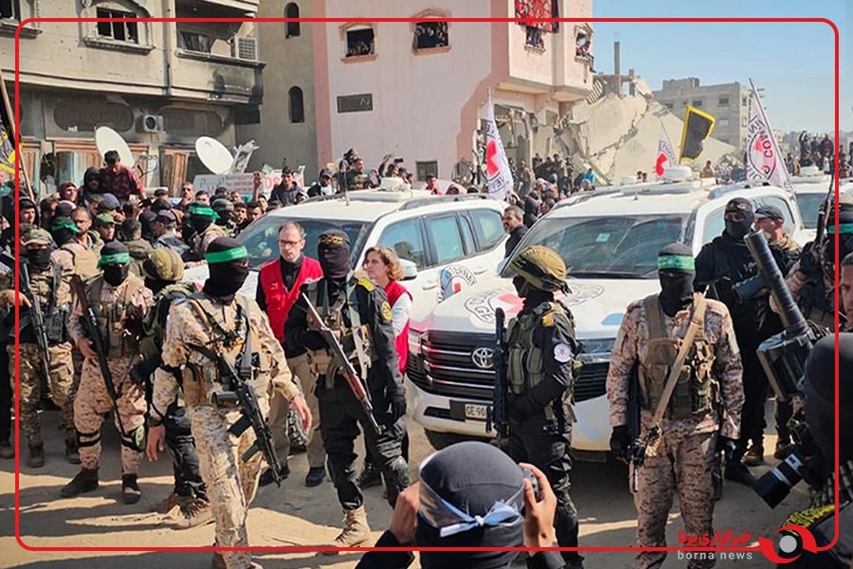 لحظه تحویل ۷ اسیر زنده صهیونیست به صلیب سرخ در راستای طرح آزادسازی اسرا