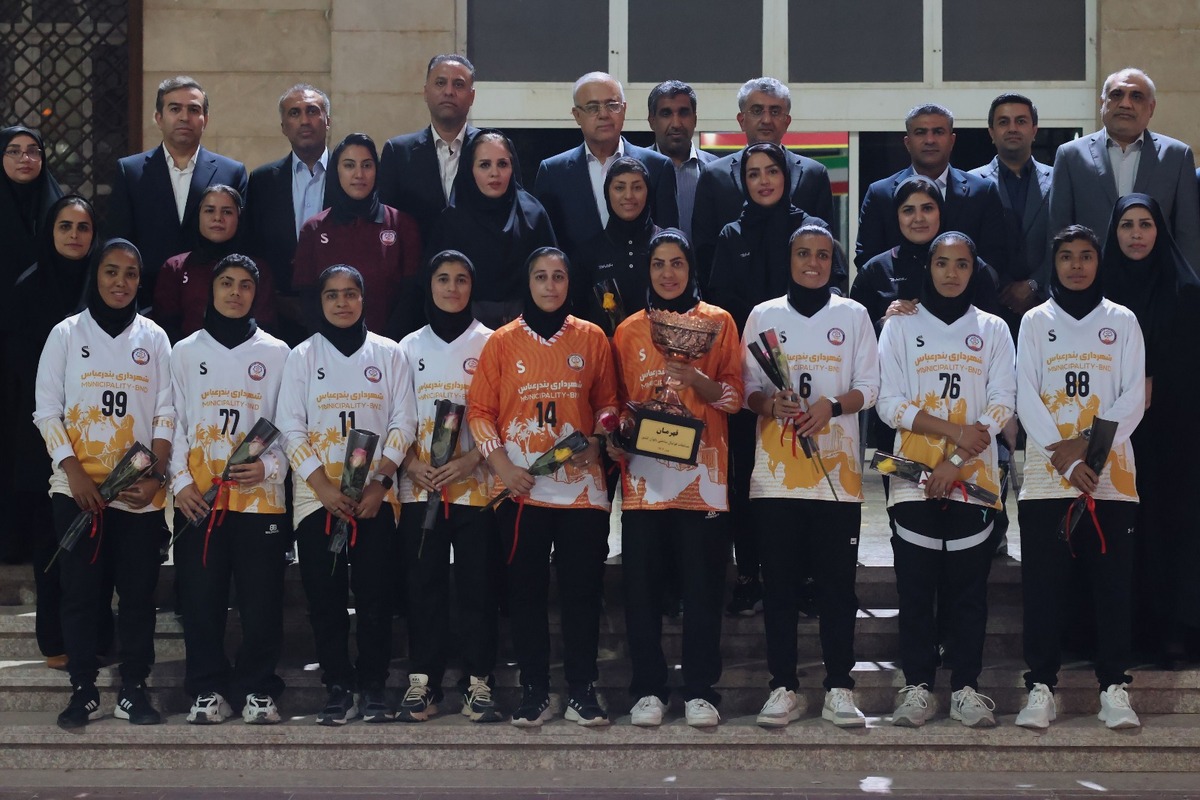 با حضور استاندار هرمزگان توسط هیئت فوتبال از بانوان افتخار آفرین فوتبال ساحلی تقدیر شد