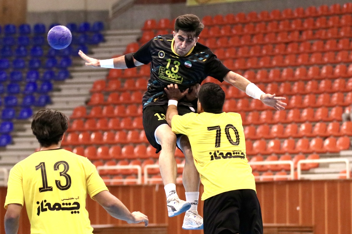 طلایی‌پوشان با غلبه بر سپاهان‌نوین در شهرآورد، صدر جدول را محکم چسبیدند