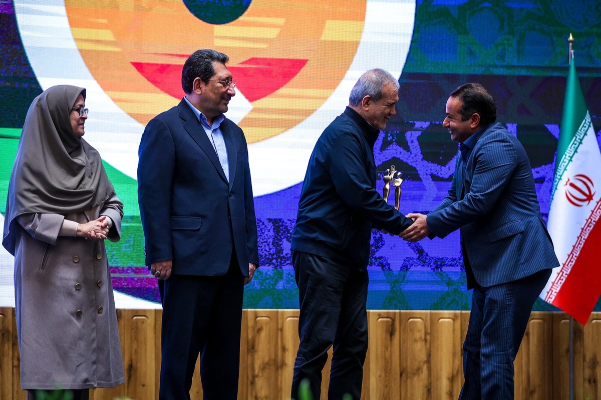 تجلیل رئیس‌جمهور از شرکت پگاه اصفهان به‌عنوان واحد نمونه ملی استاندارد