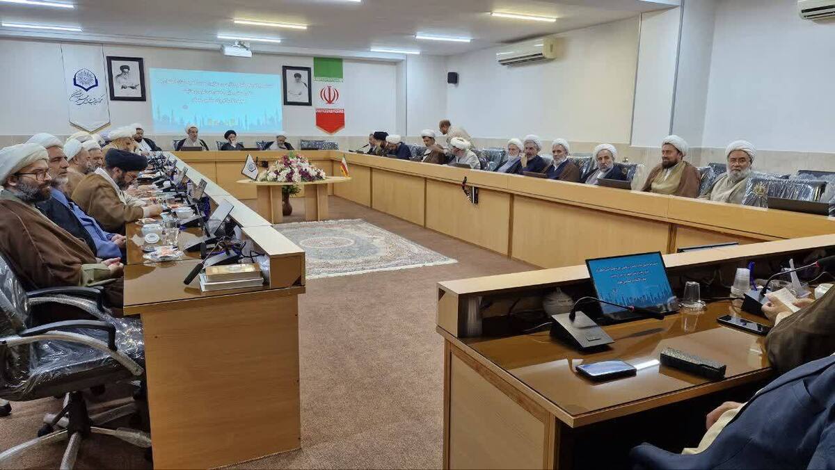 جلسه هم‌اندیشی مشاور رئیس‌جمهور با مدیران حوزه علمیه اصفهان؛ بررسی مسائل اقتصادی، فرهنگی و سیاست خارجی