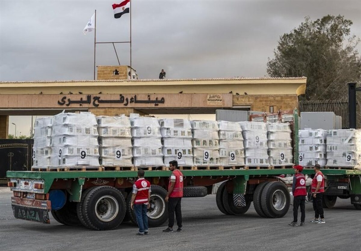 کامیون‌های حامل کمک‌های بشردوستانه در انتظار عبور از گذرگاه رفح/ گروه‌های فلسطینی خواستار فشار آمریکا بر اسرائیل شدند