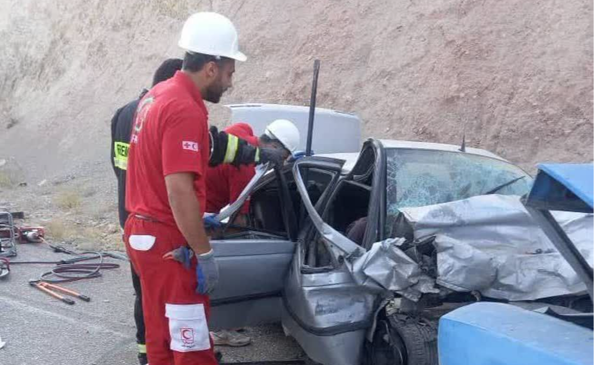 ۶مصدوم و ۲ جان‌باخته بر اثر تصادف خودرو پژو ۴۰۵ و وانت نیسان در فارس