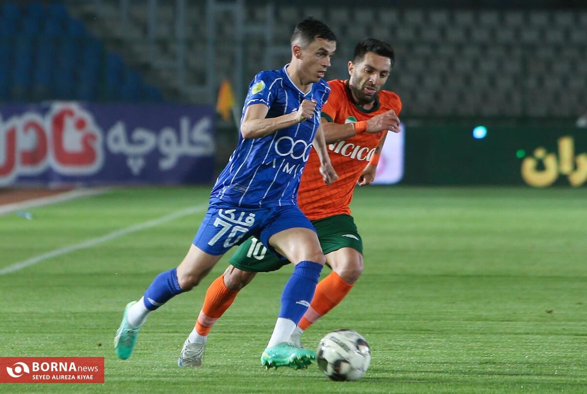 دیدار تیم های فوتبال استقلال و مس (۱)