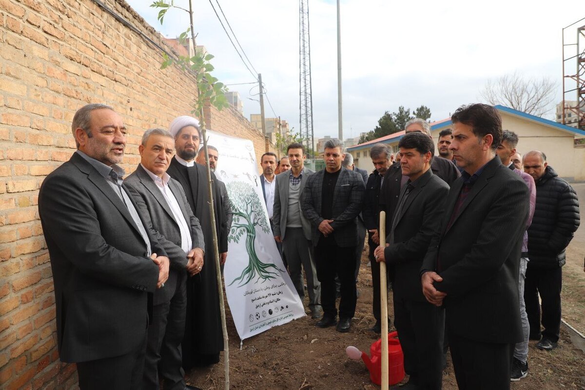 کاشت ۹ اصله درخت به مناسبت هفته تربیت‌بدنی و ورزش در اردبیل