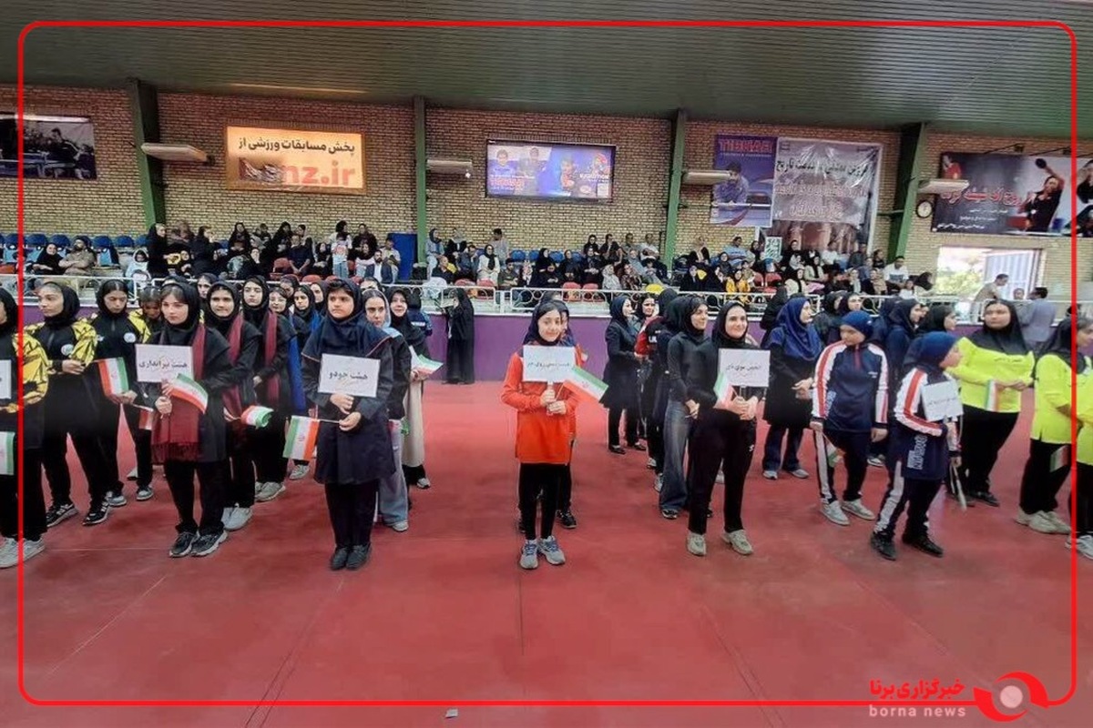 رژه بانوان ورزشکار در افتتاحیه هفتمین المپیاد استعدادهای برتر ورزش دختران کشور در رشته موی تای به میزبانی استان گیلان