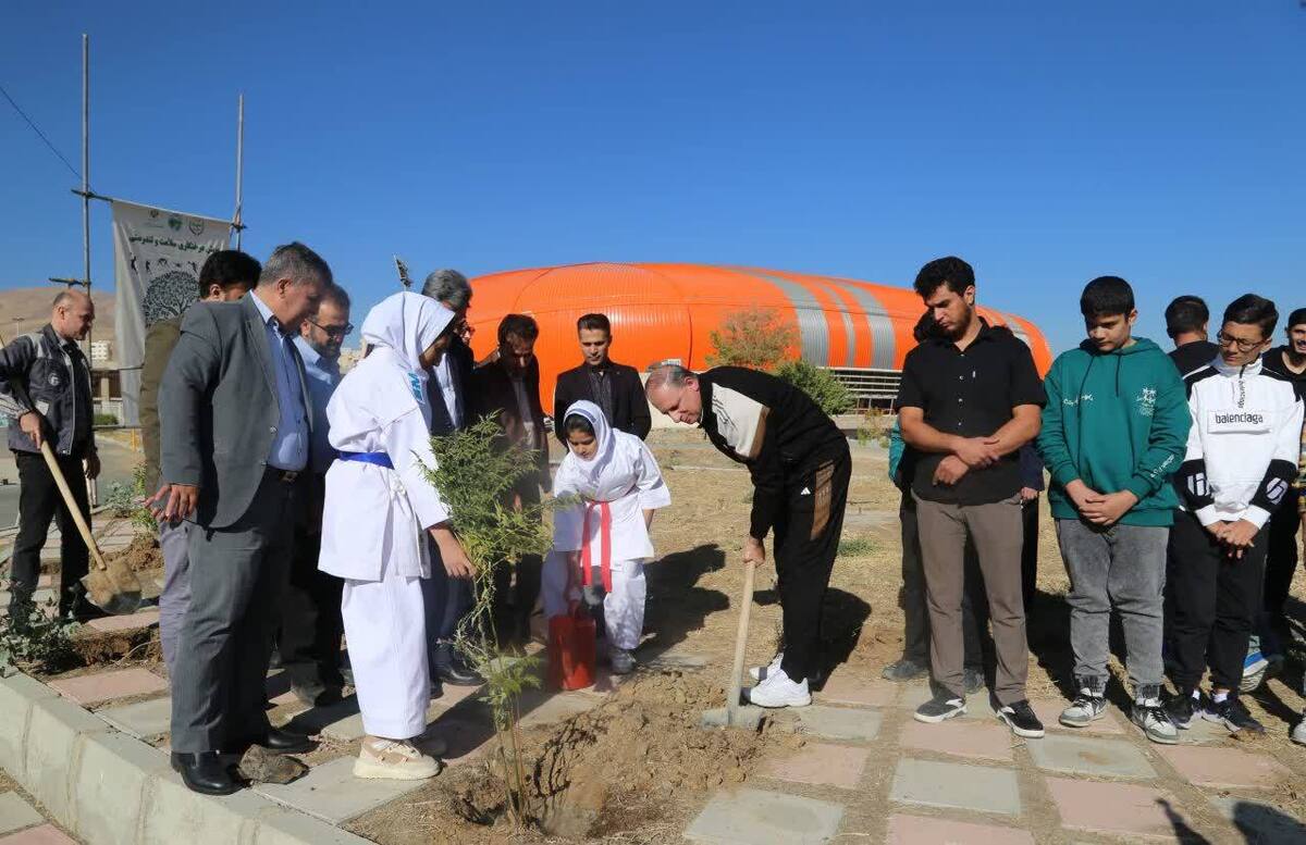 برگزاری آیین درختکاری به مناسبت گرامیداشت هفته تربیت بدنی و ورزش در سنندج