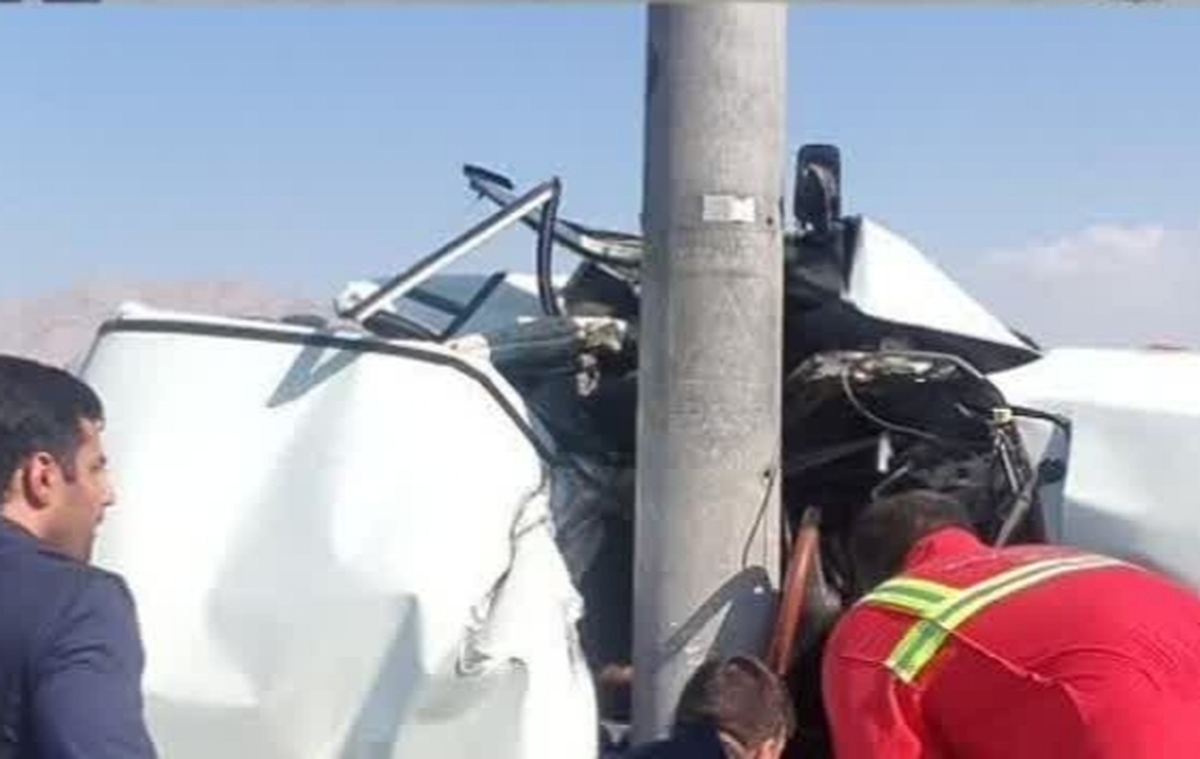 انحراف مرگبار پراید از مسیر اصلی در کرمانشاه/ برخورد با تیر برق در بزرگراه شهید سرابیان ۲ نفر را به کام مرگ برد