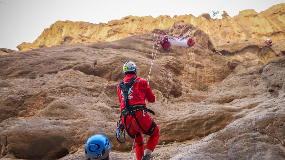 نجات ۳ شهروند گرفتار در ارتفاعات صعب‌العبور بافق